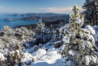 Capo Sant’Andrea tra Mare e Picchi Innevati