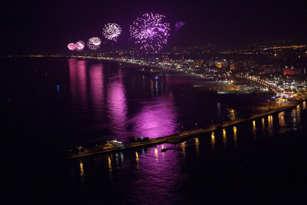 La notte Rosa illumina la Riviera Romagnola