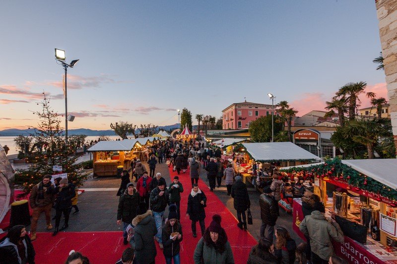 Bardolino diventa città del Natale ed è record di aperture