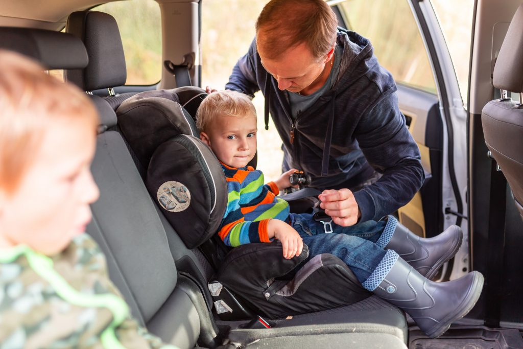 Viaggi in auto con i figli in sicurezza