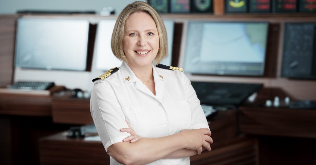 Serena Melani è la prima Comandante di navi da crociera della flotta Explora Journey