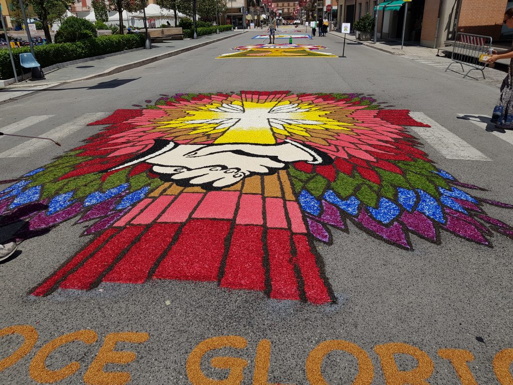 L’Infiorata del Corpus Domini a Castelraimondo nelle Marche, è tripudio di colori e profumi