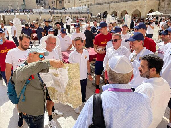 Mourinho e il team AS ROMA in visita al Muro Occidentale e al Santo Sepolcro di Gerusalemme