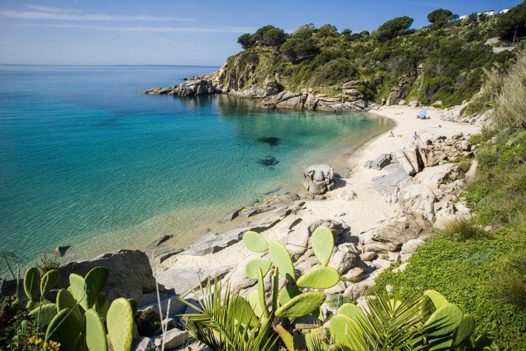 Mare, natura, relax il fascino discreto dell’Isola d’Elba che attrae artisi, vip e sportivi per le vacanze