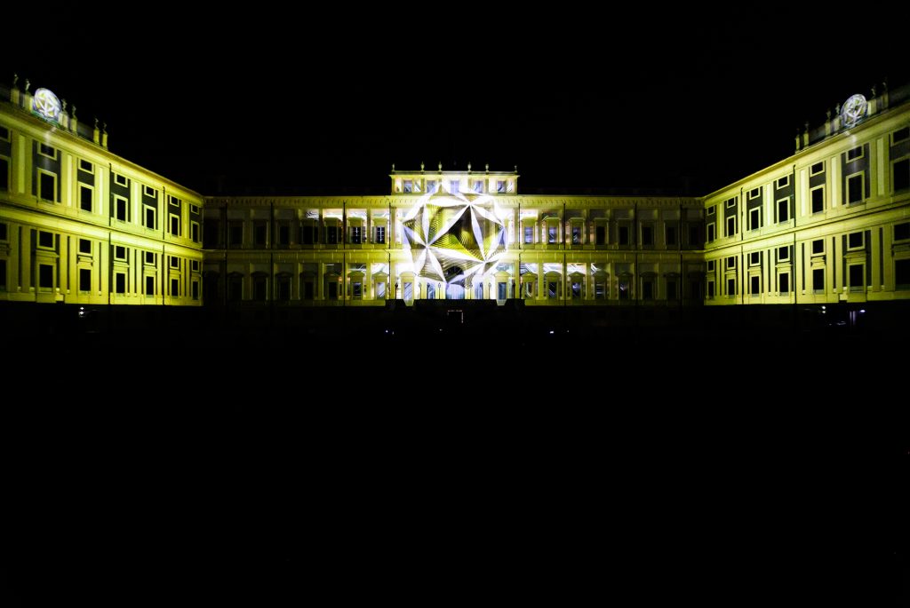 Le opere di light artist in 3 D avvolgono lo spettatore alla Villa di Monza con la magia di luci del Kernel Festival 