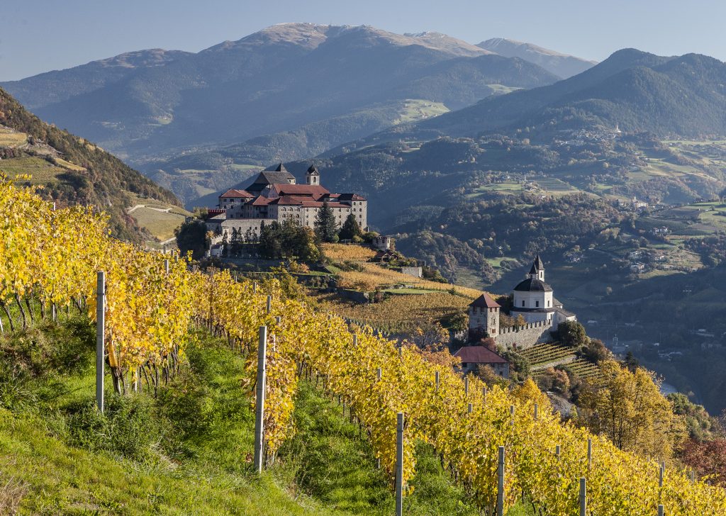 Lo spettacolo dei monti, la temperatura mite i colori dell’autunno sono il sogno possibile in Alto Adige