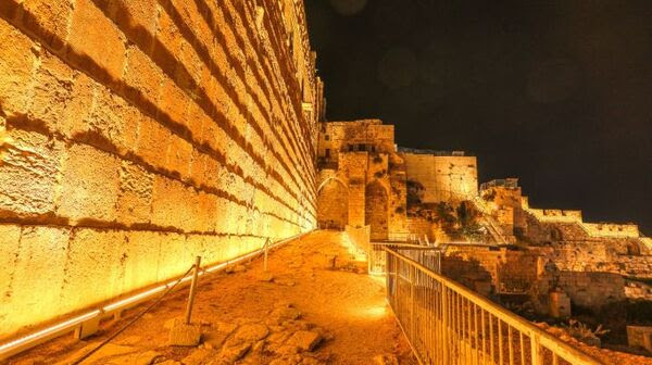 A Gerusalemme si illuminano le mura del Monte del Tempio