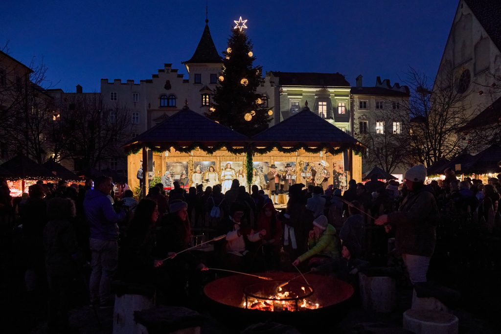 Ad un mese esatto dal Natale è iniziato ufficialmente il mercatino di Natale di Bressanone