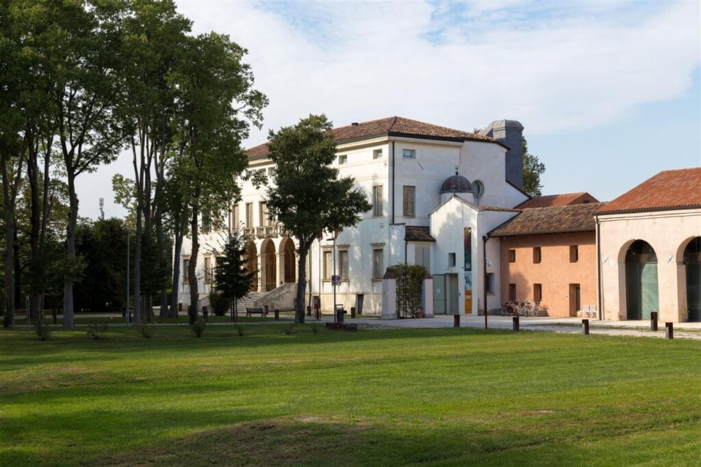 Apre al Museo Villa Bassi Rathgeb di Abano Terme (PD), la mostra dedicata ad Elliott Erwitt