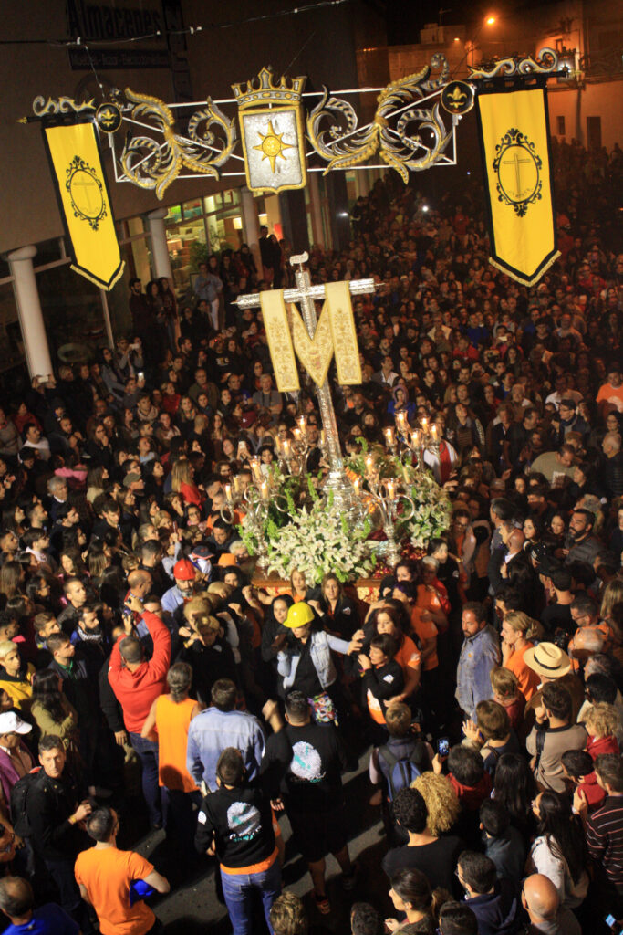 “Las Cruces y Fuegos de Mayo” oltre due ore di fuochi di artificio mentre sfila la processione a Tenerife