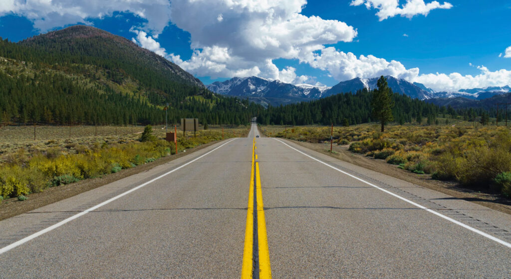 Mammoth Lakes apre The June Lake Loop, il percorso tra i migliori per pedalare su strada nella Sierra orientale