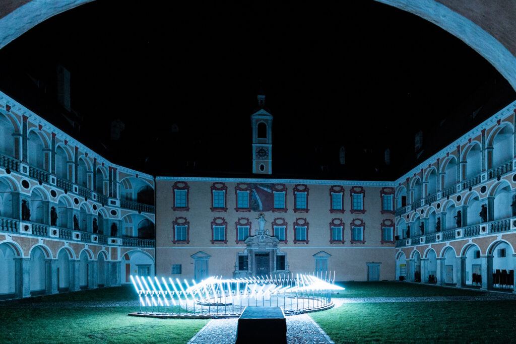 Fino al 21 maggio, l’acqua e la luce sono al centro delle 48 installazioni a Bressanone, Novacella e Fortezza
