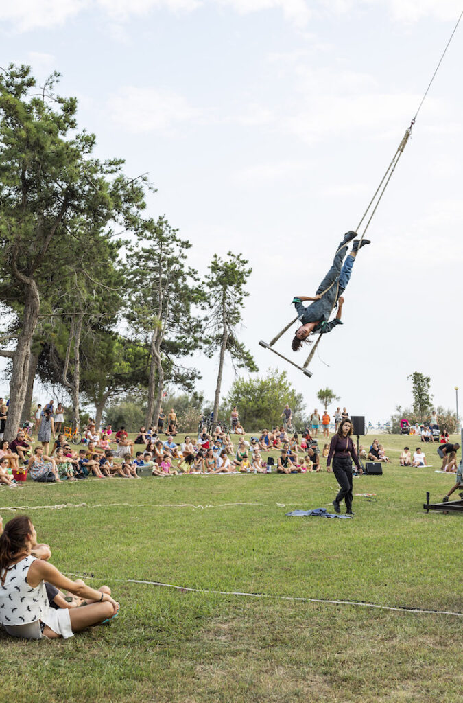 Bibione, i grandi professionisti del Circo Contemporaneo trasformano la città in un teatro a cielo aperto