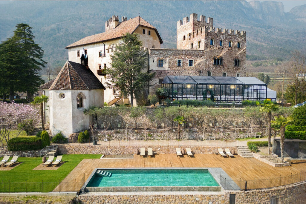 Schloss Freudenstein con la nuova stagione inaugura la piscina a sfioro con vista mozzafiato