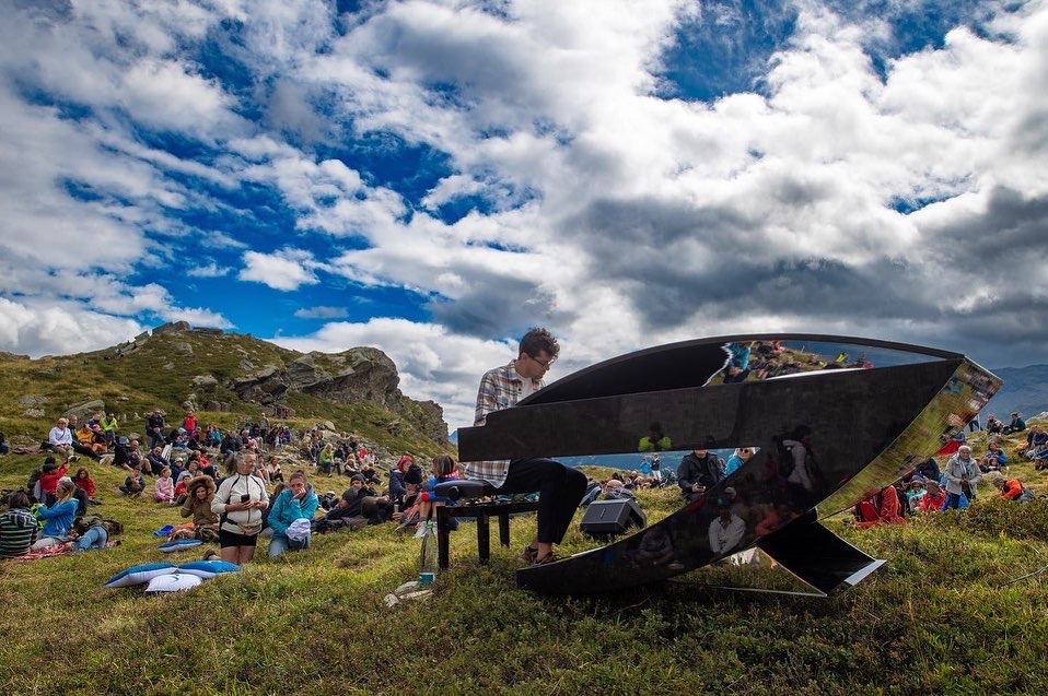 In Valle Intelvi per l’Outdoor Mountain Concert – Lake Endless Joy Festival, il pianista Alessandro Martire