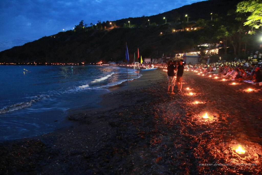 All’Isola d’Elba mille fiaccole sulla Spiaggia dell’Innamorata fanno rivivere la magica storia d’amore