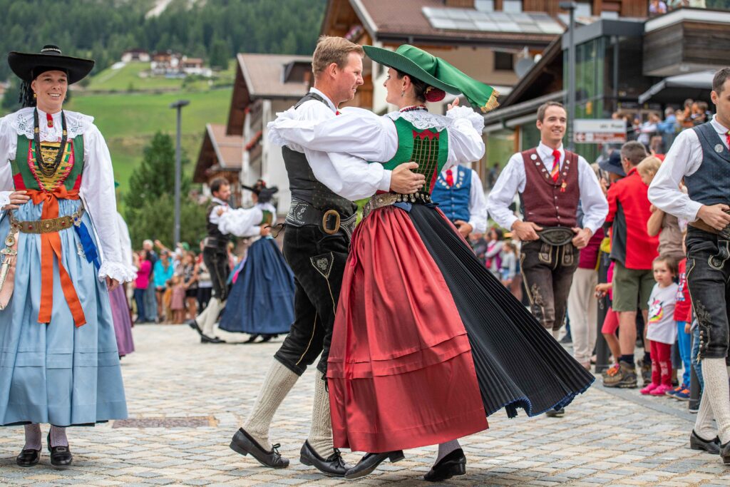 Agosto in Val Gardena, eventi tradizionali, artigianato, cucina e l’arte tra le Dolomiti patrimonio UNESCO