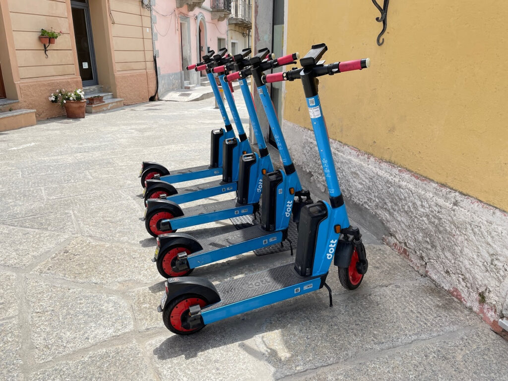 Sardegna il Comune di Arzachena avvia il servizio di monopattini e biciclette elettriche in sharing di Dott