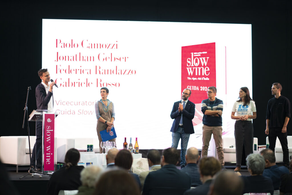 La guida Slow Wine 2024 presentata alla Milano Wine Week con oltre mille etichette da tutta Italia