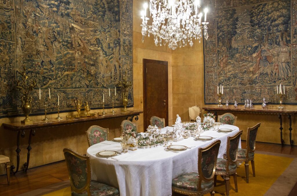 Il Trionfo da tavola di Gio Ponti dal Museo Ginori esposto a Villa Necchi Campiglio Milano