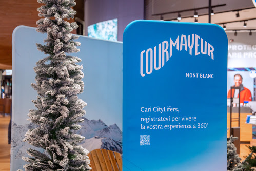 Courmayeur con le cime innevate del Monte Bianco, si mette in mostra a CityLife Shopping District Milano