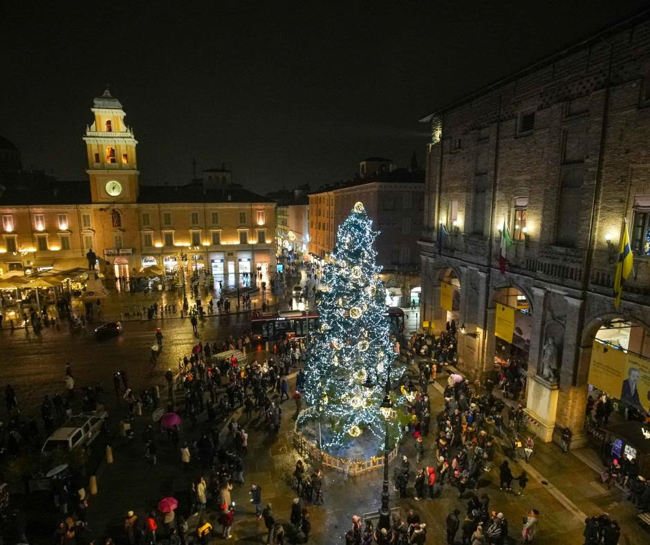 Parma veste il Natale a misura di bimbo, la città ducale si accende di magia ed eventi “family friendly”