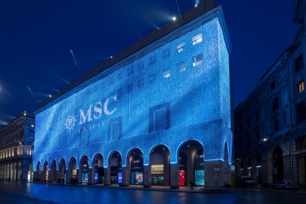 MSC Crociere porta il “viaggio verso la bellezza” nelle vetrine e sulla facciata della Rinascente a Milano
