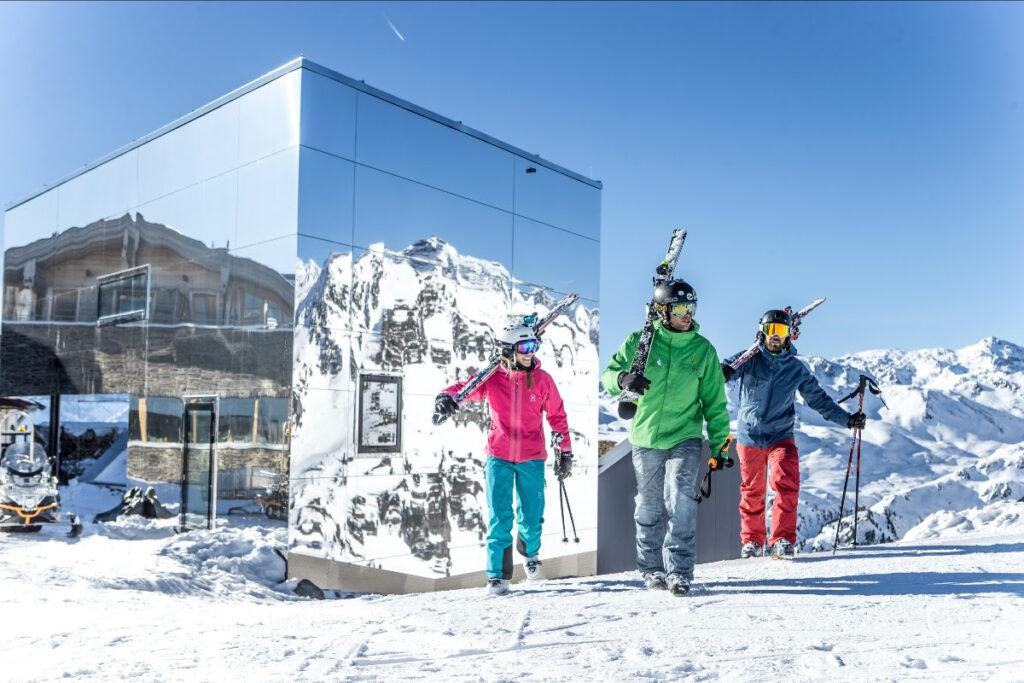 In Tirolo settimane bianche 2024 per tutte le età: sci, divertimento, benessere e buon cibo