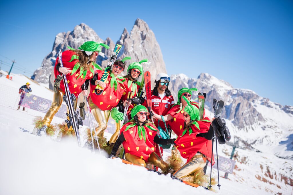 Spring Race Party Ortisei, la festa di fine stagione sciistica con gruppi mascherati sulla pista più lunga delle dolomiti
