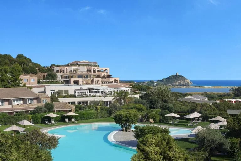 Chia Laguna Resort, icona dell’ospitalità italiana tra lagune e dune di sabbia sul mare turchese della Sardegna