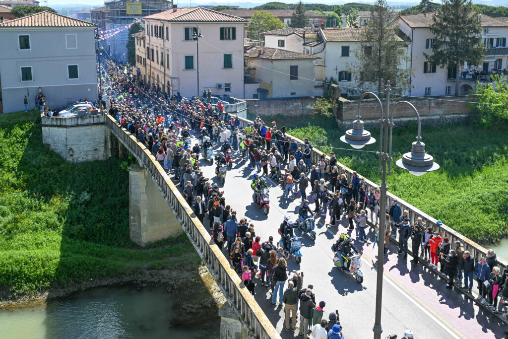 Ai Vespa World Days 15.000 Vespa in corteo in un coloratissimo e spettacolare serpentone di oltre 15 chilometri