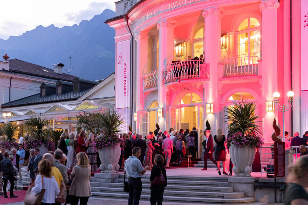 Estate a Merano tra concerti e corse all’ippodromo, aperitivi e relax in spa