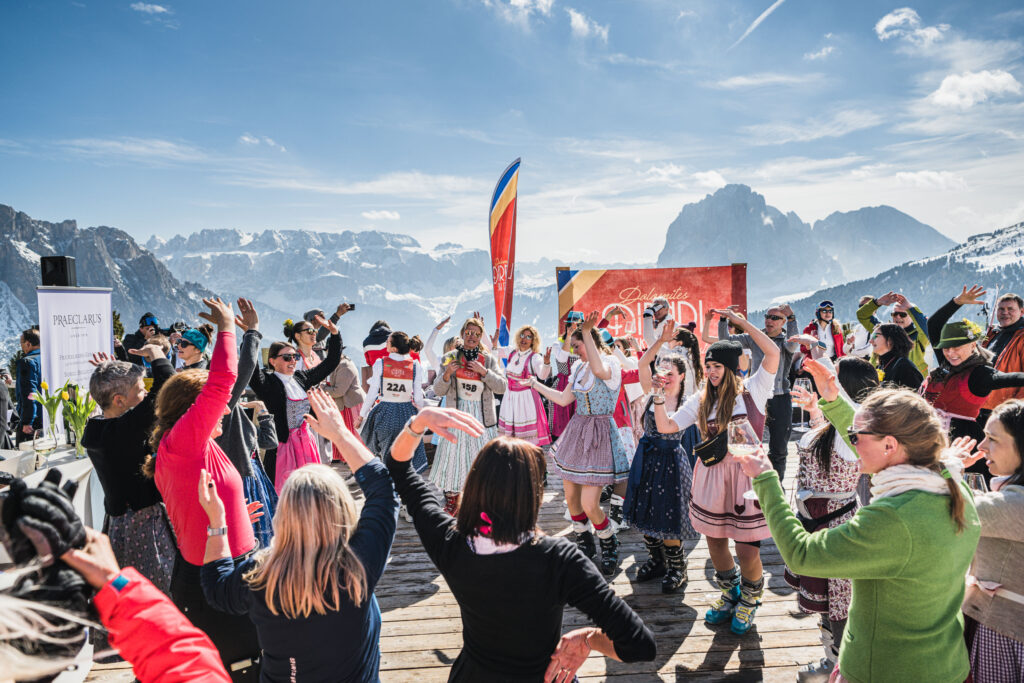 In Val Gardena la Festa della Donna tra gare di sci, vestiti tradizionali e una mostra