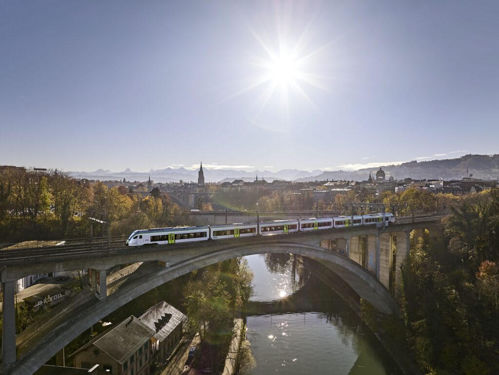 Il Trenino Verde delle Alpi è il viaggio perfetto per la bella stagione, tra escursioni, natura e attività all’aria aperta