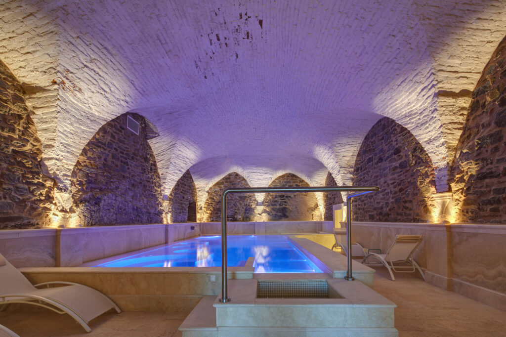 Vacanze 2025, tre idee di design, lusso e svago in Italia all’insegna del benessere in acqua e fuori porta