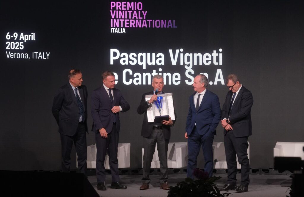 Umberto Pasqua e Pasqua Vini insigniti del Premio Internazionale Vinitaly 2025