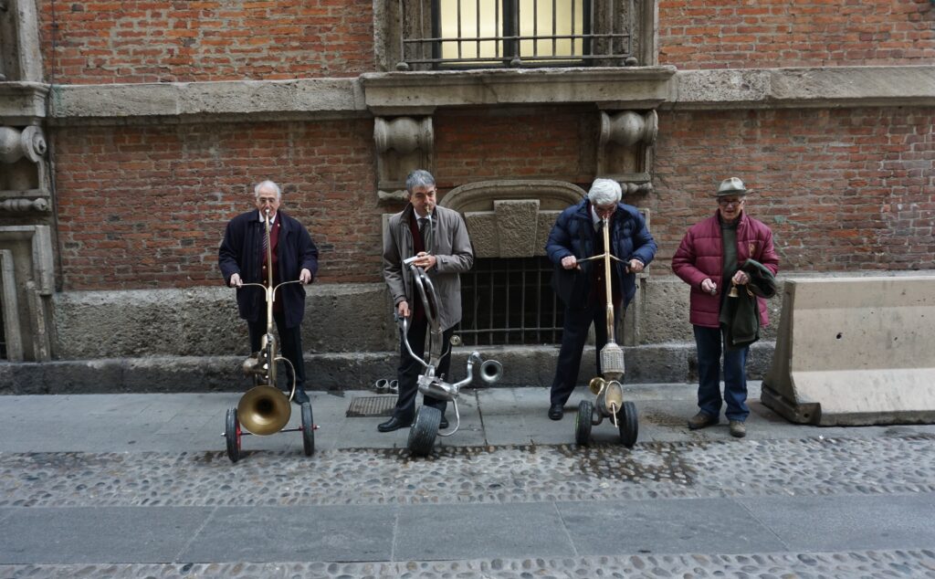 MOTOTROMBE il Concerto itinerante per marmitte a fiato, una performance estemporanea nella Milano del Futurismo